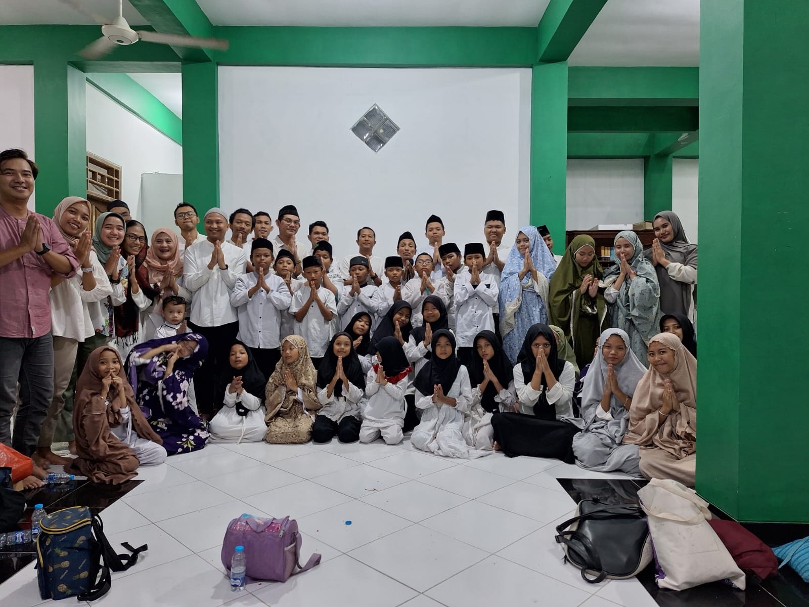 Jalin Silaturahmi dan Kepedulian, Pesantren Yatim Al-Bisri dan Indorunners Surabaya Berbagi Kebahagiaan